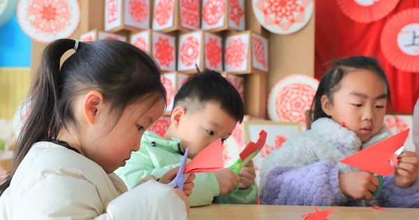 Children making paper-cut decorations in a kindergarten in Jiaozuo City