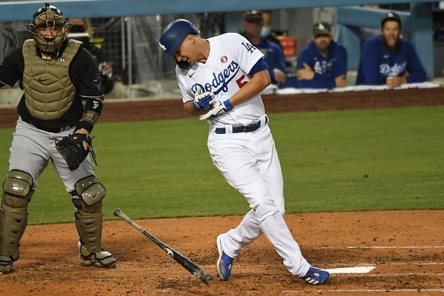 Corey Seager fractures hand in Dodgers victory