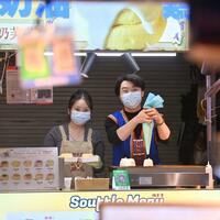 EnchantingGuangxi|Young couple ventures on night market business