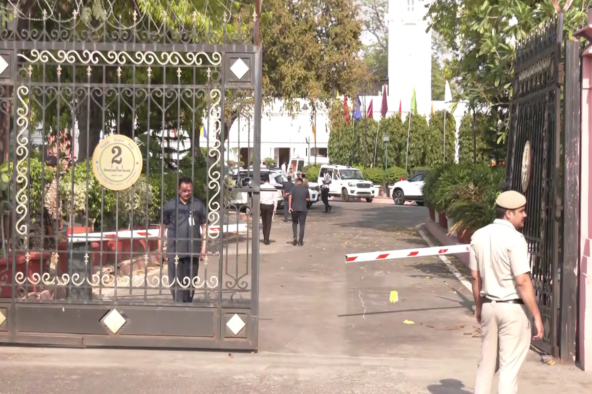 Man arrested for Delhi Vidhan Sabha 'bouquet' incident, Delhi Police seize car