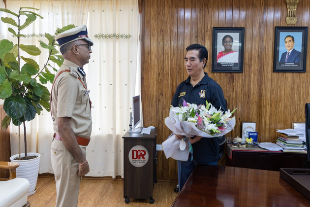 Mizoram: Newly appointed DGP Sharad Agarwal calls on CM Lalduhoma