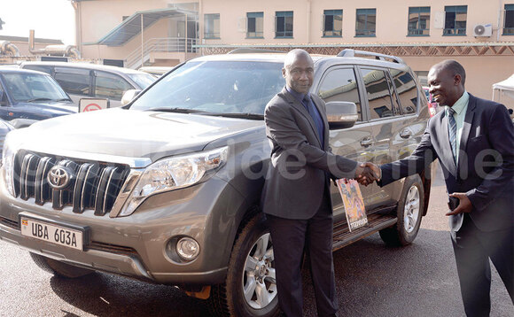 kiyamba oyo ali ku ttaka kubanga kirinnyisa n’ebbeeyi y’ettaka ate ne bw’obeera oyagala okwewola mu bbanka oyanguyirwa. “Njagala okutegeeza Bannayuganda ettaka lyabwe ze Mayiro 9,000, Buganda k’erudde ng’ebanja Gavumenti. Lino Mmengo ly’egabako ebyapa, lusuku lwa Kabaka lwe yasazeewo agabanyizeeko abantu be ng’ayita mu kubawa ebyapa.” Kizito bwe yategeezezza. Siraje Kizito owa Bukedde ng’asiibula Kiwalabye Male, akulira Buganda Land Board bwe yabadde tannalinnya mmotoka ye ku Lwokuna. Yakedde ku ‘Ekyenkya’ kya Bukedde Ttivvi. kiyamba oyo ali ku ttaka kubanga kirinnyisa n’ebbeeyi y’ettaka ate ne bw’obeera oyagala okwewola mu bbanka oyanguyirwa. “Njagala okutegeeza Bannayuganda ettaka lyabwe ze Mayiro 9,000, Buganda k’erudde ng’ebanja Gavumenti. Lino Mmengo ly’egabako ebyapa, lusuku lwa Kabaka lwe yasazeewo agabanyizeeko abantu be ng’ayita mu kubawa ebyapa.” Kizito bwe yategeezezza. Siraje Kizito owa Bukedde ng’asiibula Kiwalabye Male, akulira Buganda Land Board bwe yabadde tannalinnya mmotoka ye ku Lwokuna. Yakedde ku ‘Ekyenkya’ kya Bukedde Ttivvi.