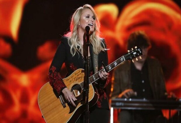 Miranda Lambert breaks down during first concert in a year