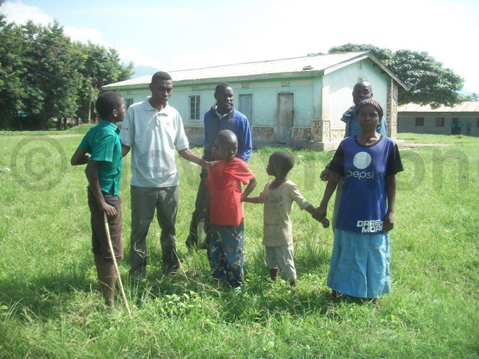 ocal leaders and the olice rounding up the children hoto by ilson siimwe