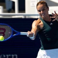 Maria Sakkari upsets No. 1 seed Iga Swiatek in Doha QFs
