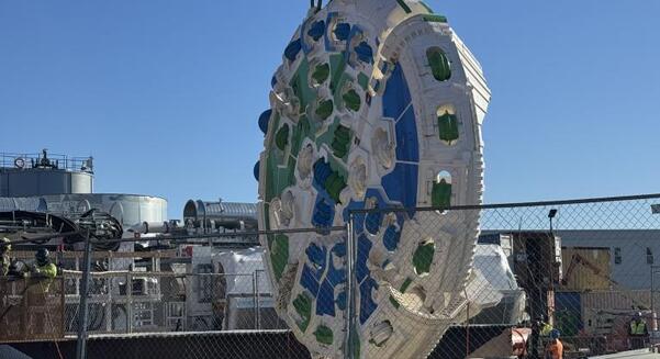 The cutterhead for the TBM Mary being lowered into place, ready for work to begin on the Potomac River Tunnel Project