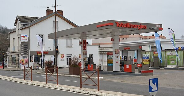 Libya seals long-term oil pact as it courts foreign energy giants