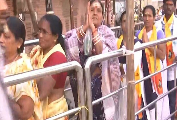 Devotees queue up in large numbers at Kashi Vishwanath temple on Maha Shivaratri