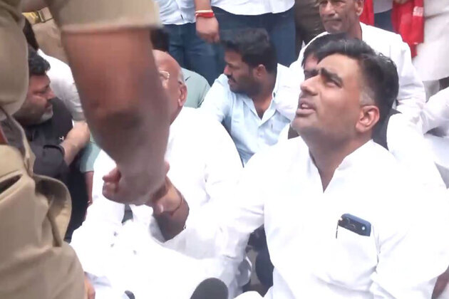 SP, CPI(M) delegations stage sit-in over Noida workers' protest