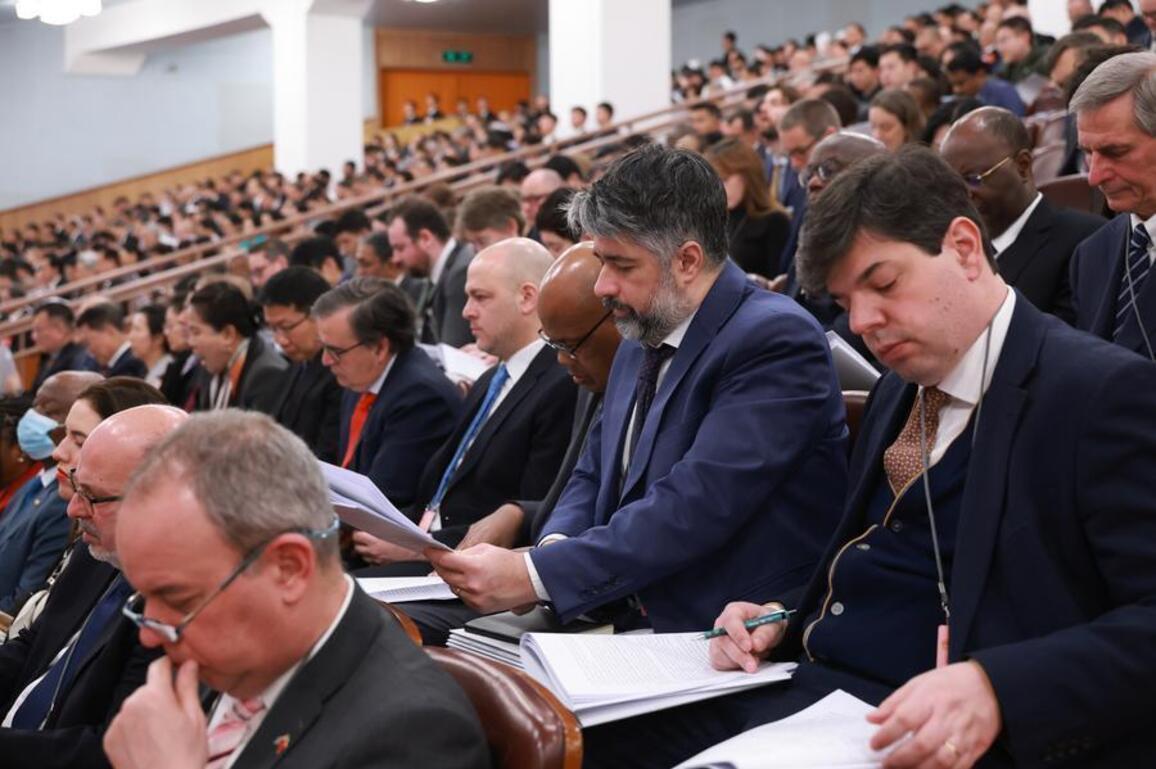 On-site vlog at "two sessions": Ambassadors share views on China's new five-year plan