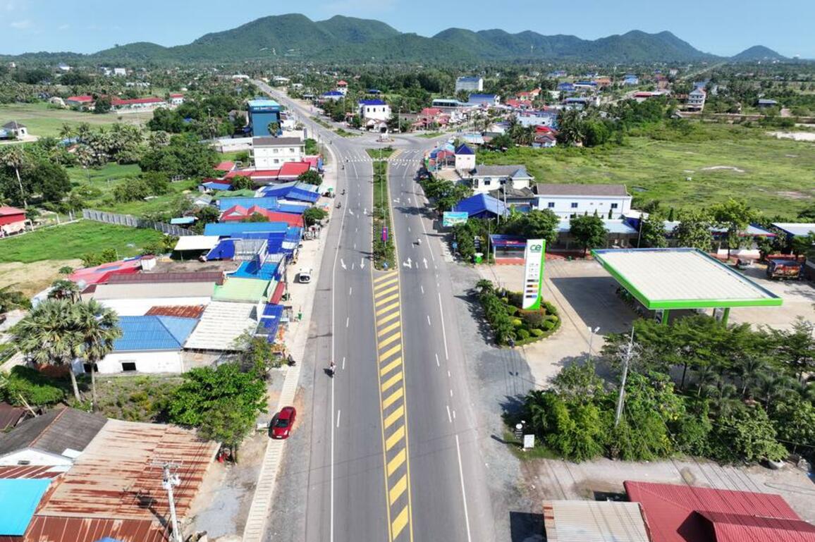 Cambodia inaugurates 3 China-funded national roads in southwestern provinces