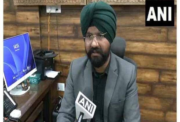 Doda: Deputy Commissioner Harvinder Singh flags off 'Watan ko Jano' Youth Exchange programme