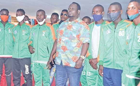 Pasita Musisi n’abazannyi ba Busiro abaasoose mu kkanisa ye e Kaggala, Wakiso ku Ssande. Pasita Musisi n’abazannyi ba Busiro abaasoose mu kkanisa ye e Kaggala, Wakiso ku Ssande.