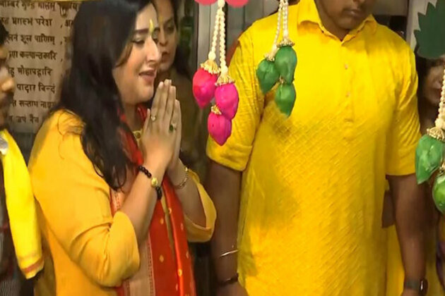 Bansuri Swaraj offers prayer to Lord Shiva on Mahashivratri at Pracheen Shiva Temple in CP