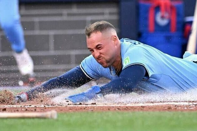 Blue Jays capitalize on error-laden Yankees