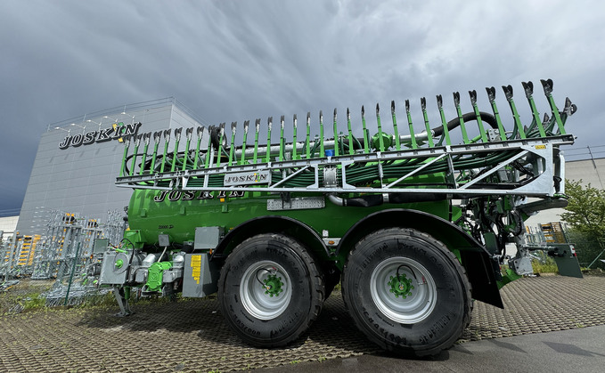 A joint development with New Holland this Joskin Xtrem 2 tanker features a fully electrically driven pump.