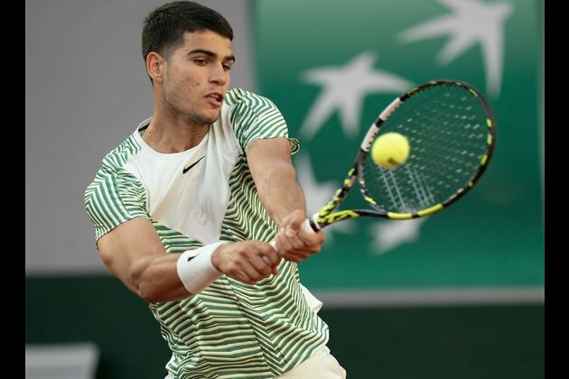 Carlos Alcaraz, Stefanos Tsitsipas easily advance in Paris