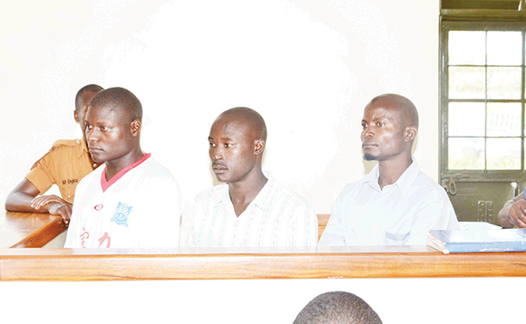 Segawa (ku kkono) Nyanzi ne Kaweesa (ku ddyo) mu kkooti e Wakiso Segawa (ku kkono) Nyanzi ne Kaweesa (ku ddyo) mu kkooti e Wakiso