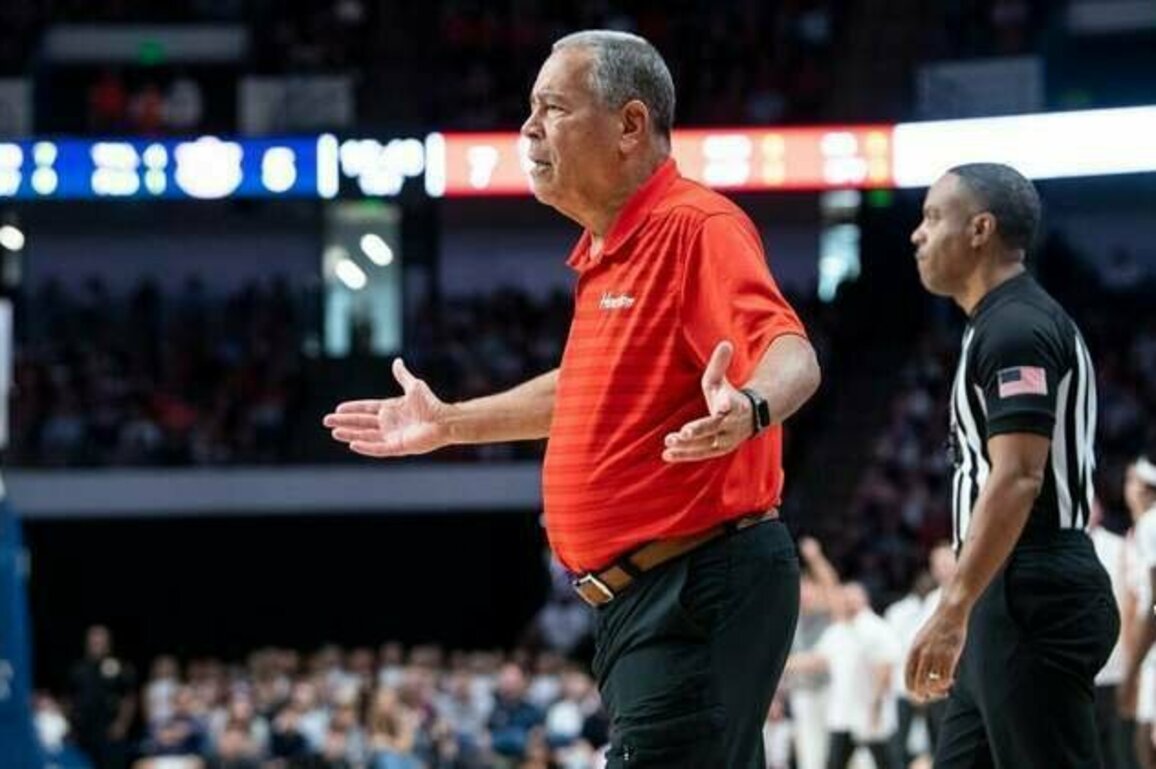 No. 3 Houston starts fast, holds off Notre Dame