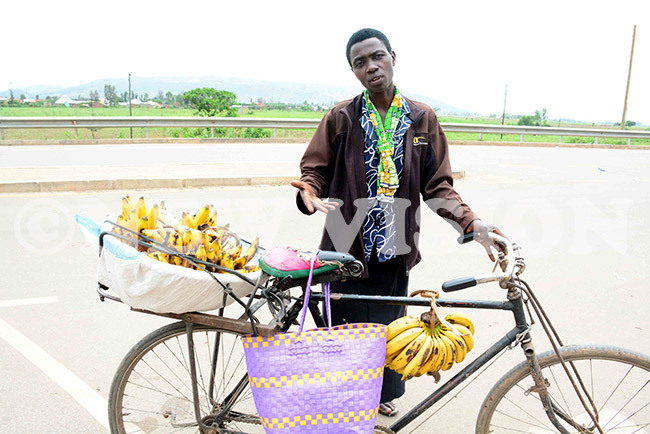  alongo nnet winomugisha returns from the wanda border after failing to sell her bananas