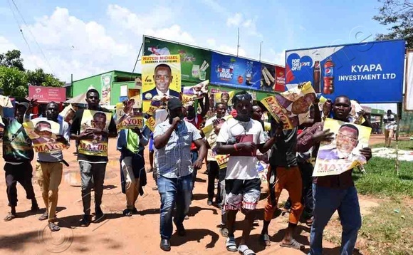Abawagizi ba Mutebi owa NRM nga beekalakaasa mu kibuga e Ntebe oluvannyuma lw'okuwangulwa Fabrice Rurinda. Abawagizi ba Mutebi owa NRM nga beekalakaasa mu kibuga e Ntebe oluvannyuma lw'okuwangulwa Fabrice Rurinda.