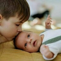 Berencana tambah anak? Ini tips agar si kakak tak merasa kurang kasih sayang