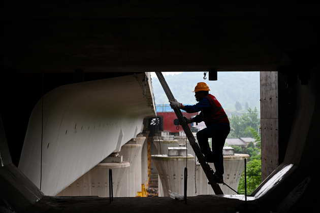 CHINA-CHONGQING-CHENGDU-RAILWAY-MIDDLE LINE-DAZU SECTION-FIRST BOX GIRDER-INSTALLATION (CN)