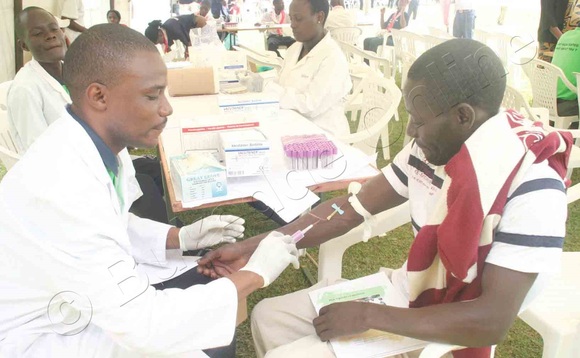 Steven Ndibowa (ku kkono) omukugu okuva mu Baylor College of Medicine ng’aggya omusaayi ku Swaibu Sebyala ku lunaku lw’ensi yonna olwa siriimu mu 2018. Steven Ndibowa (ku kkono) omukugu okuva mu Baylor College of Medicine ng’aggya omusaayi ku Swaibu Sebyala ku lunaku lw’ensi yonna olwa siriimu mu 2018.
