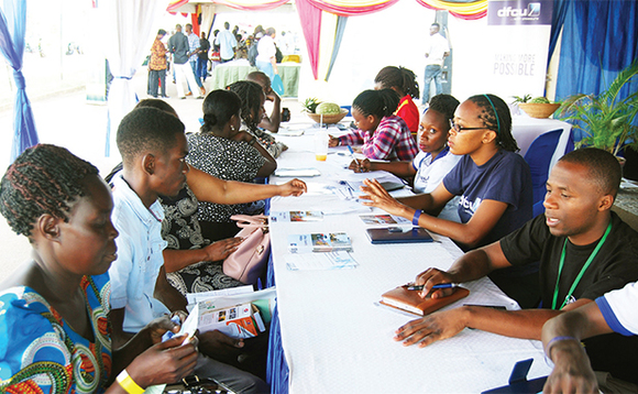 Aba dfcu (ku ddyo) nga baliko bye bannyonnyola ba kasitoma. Aba dfcu (ku ddyo) nga baliko bye bannyonnyola ba kasitoma.