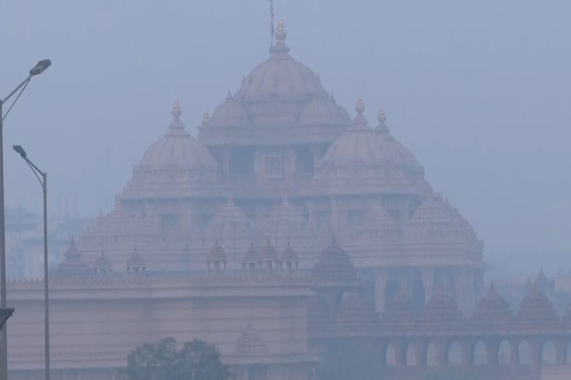 Delhi air quality deteriorates to 305, enters ' very poor' category
