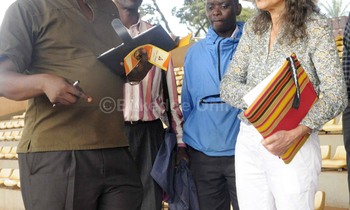 Abam ku bannamawulire abasaka ag'ebyemizannyo nga bali ne Anna Legnani akulire eby'amawulire mu IAAF ku kisaawe e Kololo Abam ku bannamawulire abasaka ag'ebyemizannyo nga bali ne Anna Legnani akulire eby'amawulire mu IAAF ku kisaawe e Kololo