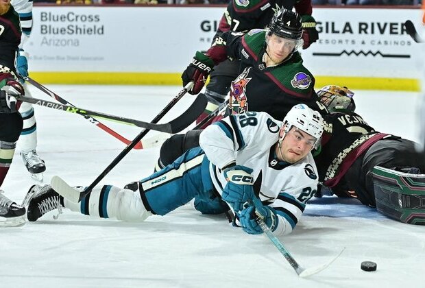 Sharks' offense comes to life in win over Coyotes