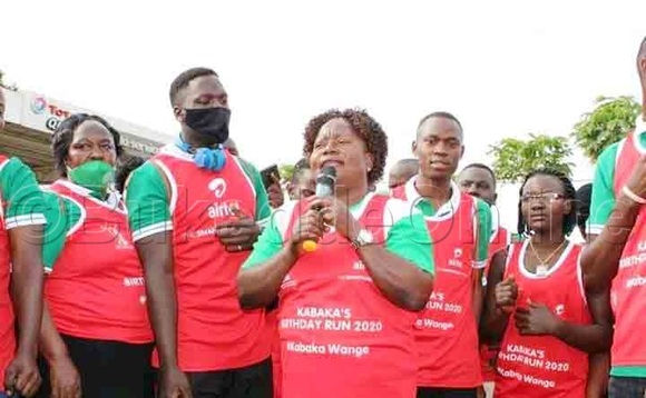 Omubaka Kabanda ng'ayogera eri abaddusi. Omubaka Kabanda ng'ayogera eri abaddusi.
