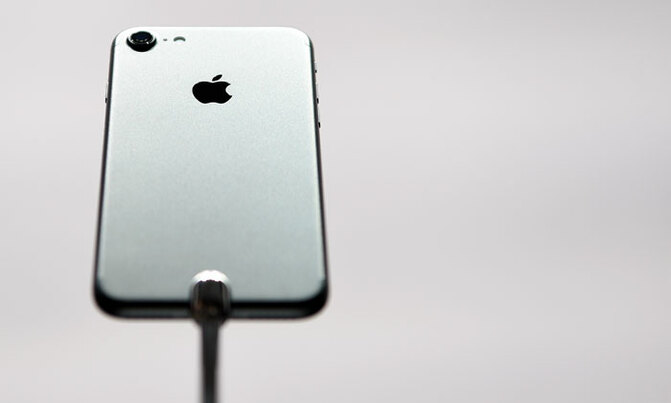 Apple makes splash with waterproof iPhones Apple makes splash with waterproof iPhones