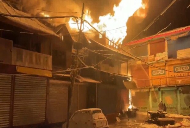 J-K: Massive fire breaks out in Shopian's Heragam market