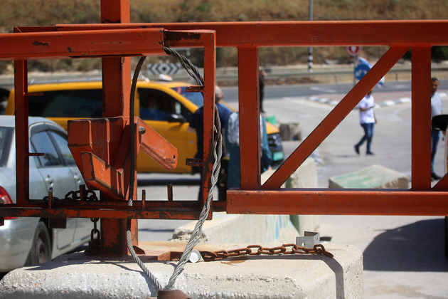 MIDEAST-HEBRON-CLOSED ROAD GATE