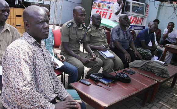 Ssaka Wamala (ku ddyo) kkansala w'omuluka gwa Bwaise III, Denis Odoch DPC w'e Kawempe, John Kiconco eyakiikiridde RPC, Rashid Kikulwe amyuka DISO Kawempe nga bali mu lukiiko mwe baasisinkanidde abattakisi abagugulana e Kawempe. Ssaka Wamala (ku ddyo) kkansala w'omuluka gwa Bwaise III, Denis Odoch DPC w'e Kawempe, John Kiconco eyakiikiridde RPC, Rashid Kikulwe amyuka DISO Kawempe nga bali mu lukiiko mwe baasisinkanidde abattakisi abagugulana e Kawempe.