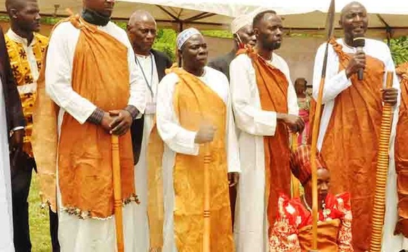 Owe Ssiga Katimpa Kironde (ku ddyo) ng'ayogera eri ab'Enseenene bwe yabadde yakatuuzibwa e Nsiisi. Owe Ssiga Katimpa Kironde (ku ddyo) ng'ayogera eri ab'Enseenene bwe yabadde yakatuuzibwa e Nsiisi.