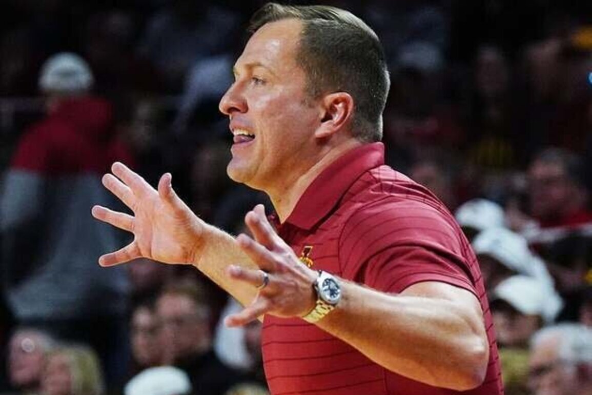 Cincinnati stuns No. 2 Iowa State, gets signature win