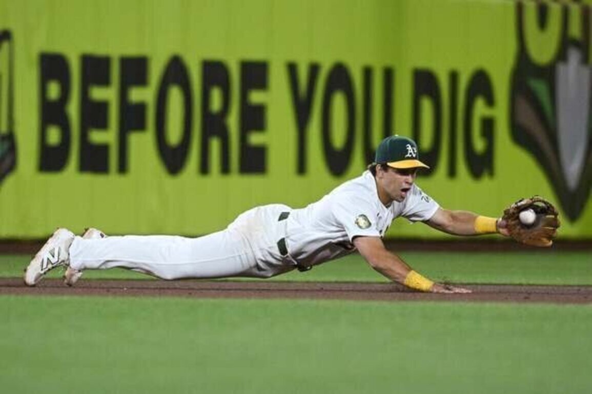 Athletics 3B Max Muncy (fractured hand) placed on IL