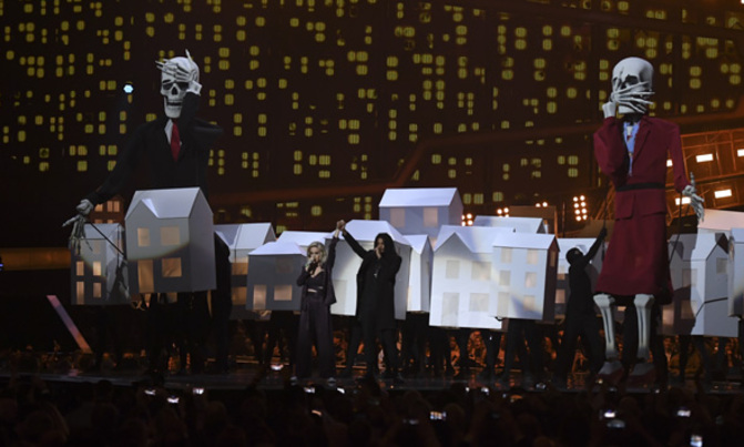 Katy Perry skeletons resemble Trump, May at Brit Awards Katy Perry skeletons resemble Trump, May at Brit Awards