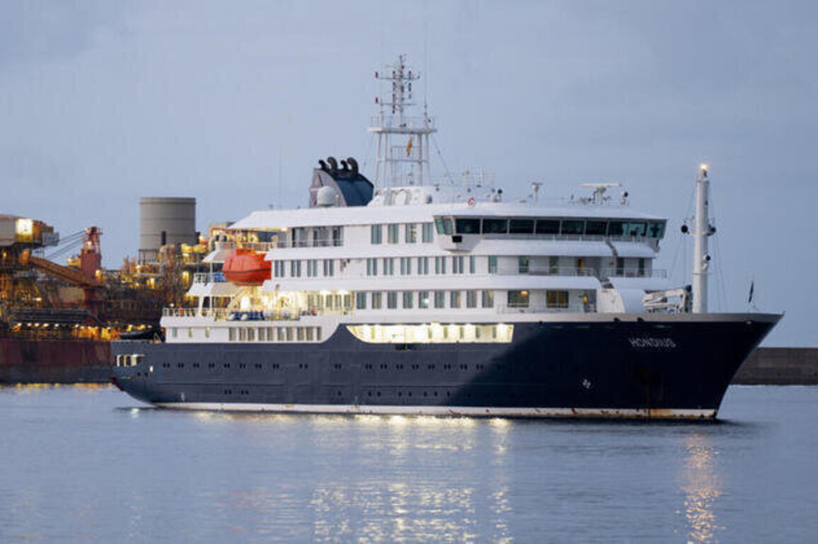 Passengers begin disembarking from cruise ship hit by hantavirus