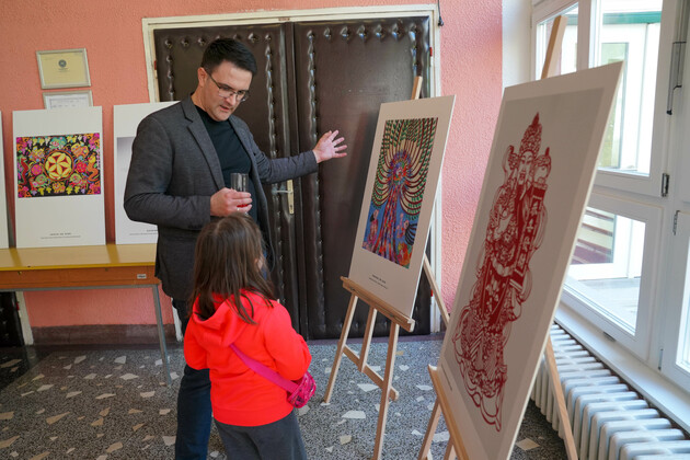 BOSNIA AND HERZEGOVINA-SARAJEVO-CHINESE FOLK ART EXHIBITION