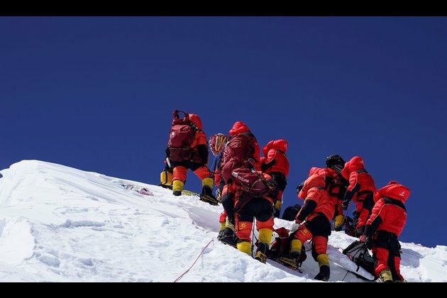 Update: Chinese expedition conducts surveying atop world&#039;s highest peak