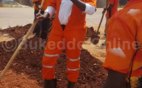 Steven Biyinzika owa Steven Biyinzika Foundation ng'akulembeddemu abatuuze okukola bulungibwansi e Kalule Luwero Steven Biyinzika owa Steven Biyinzika Foundation ng'akulembeddemu abatuuze okukola bulungibwansi e Kalule Luwero