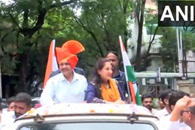 Maharashtra: Lt Col Prasad Shrikant Purohit given grand welcome in Pune after acquittal in Malegaon blasts case