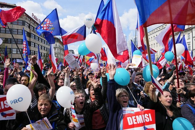 Czechs rally against warmonger government