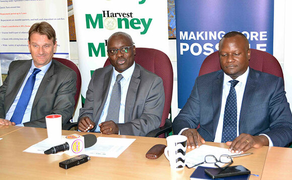 Akulira Vision Group, Robert Kabushenga ng'ayogera mu kutongoza omwoleso gwa Harvest Money Expo 2020. Omubaka waNetherlands mu Uganda,Henk Van Baker ne Mathias Katamba maneja wa DFCU. Akulira Vision Group, Robert Kabushenga ng'ayogera mu kutongoza omwoleso gwa Harvest Money Expo 2020. Omubaka waNetherlands mu Uganda,Henk Van Baker ne Mathias Katamba maneja wa DFCU.