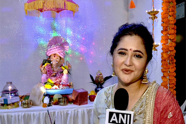 Ganesh Chaturthi 2025: Rashmi Desai brings home eco-friendly Bappa, talks about her family traditions