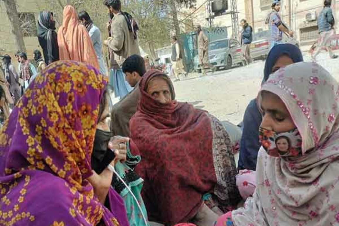 Pakistan: Several women injured after police use batons to disperse families outside Quetta Hospital